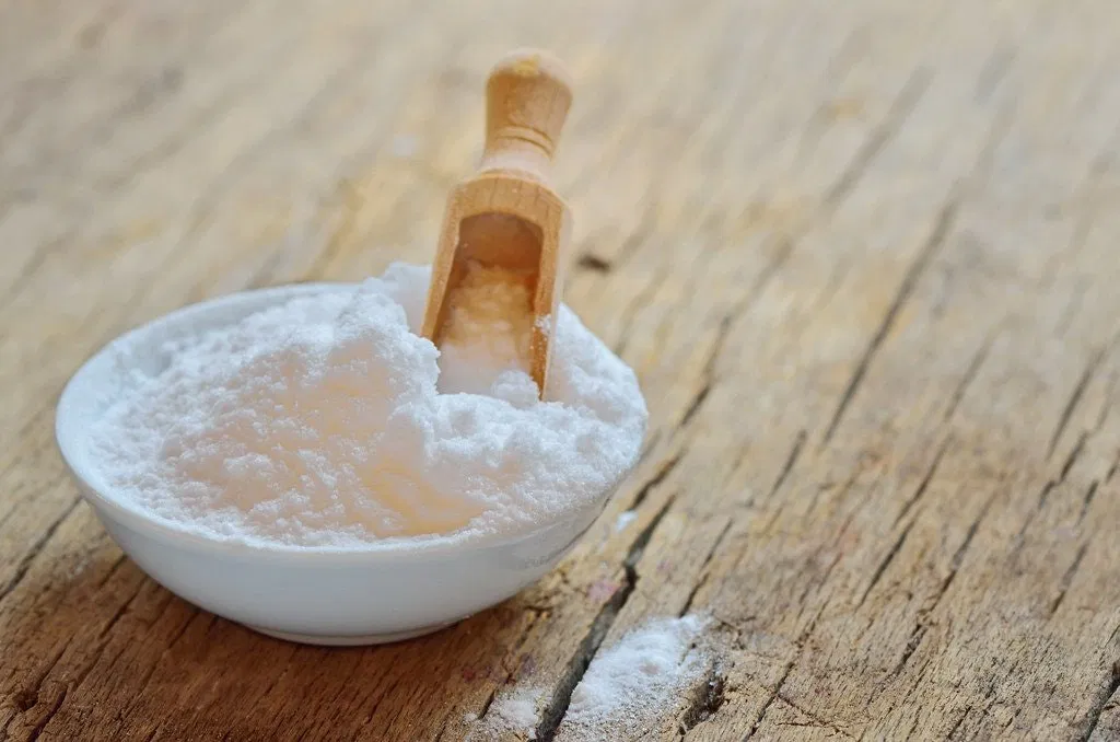 Pot de bicarbonate de soude et bijoux