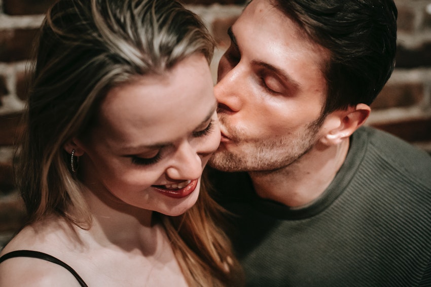 Baiser sur la joue entre complices