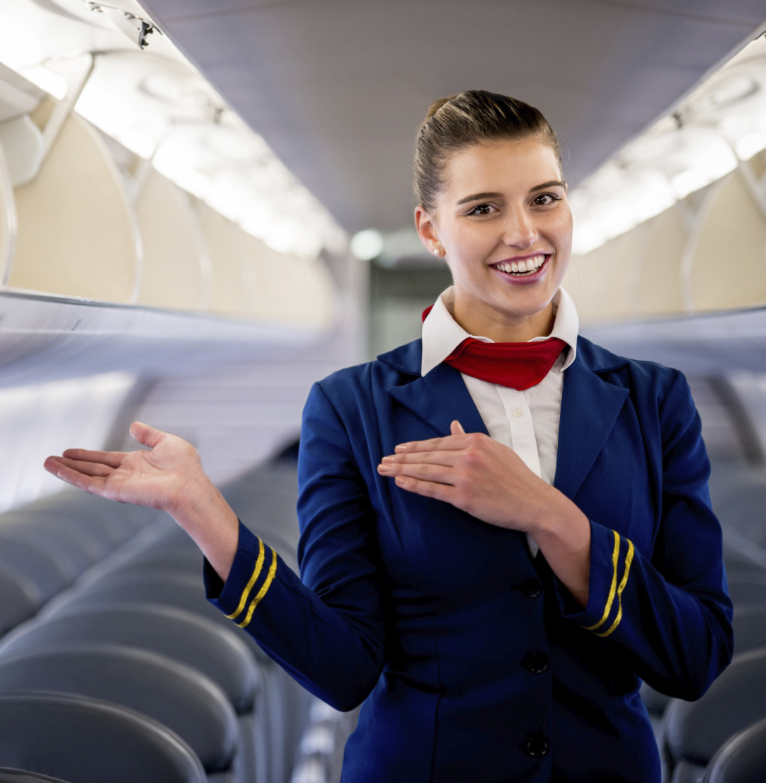 Femme souriante en avion