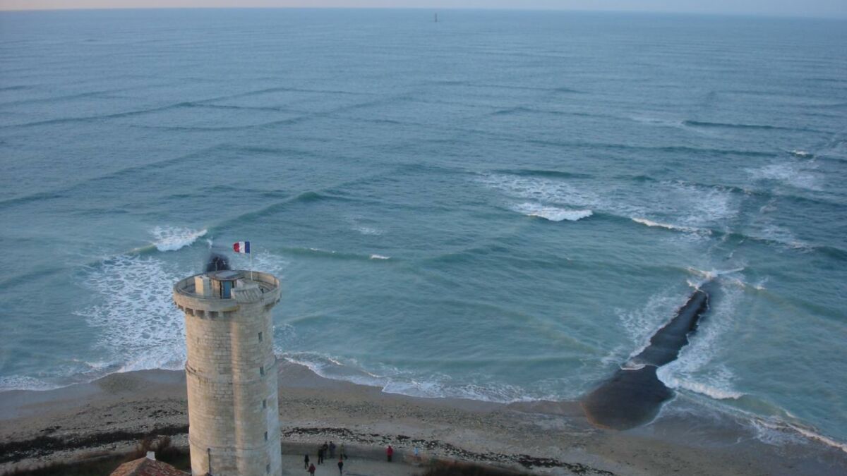 Surface marine avec motif de vagues en quadrillage