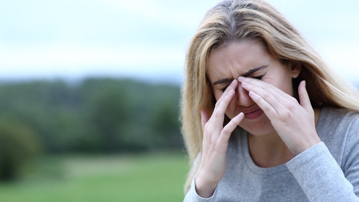 Femme se frottant les yeux irrités