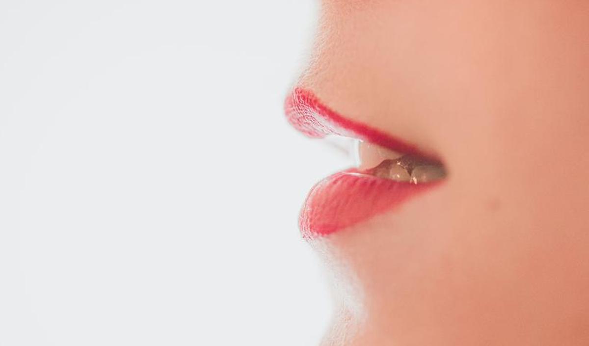 Femme souriante avec dents blanches