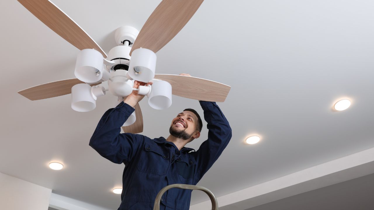Ventilateur de plafond moderne dans un salon élégant