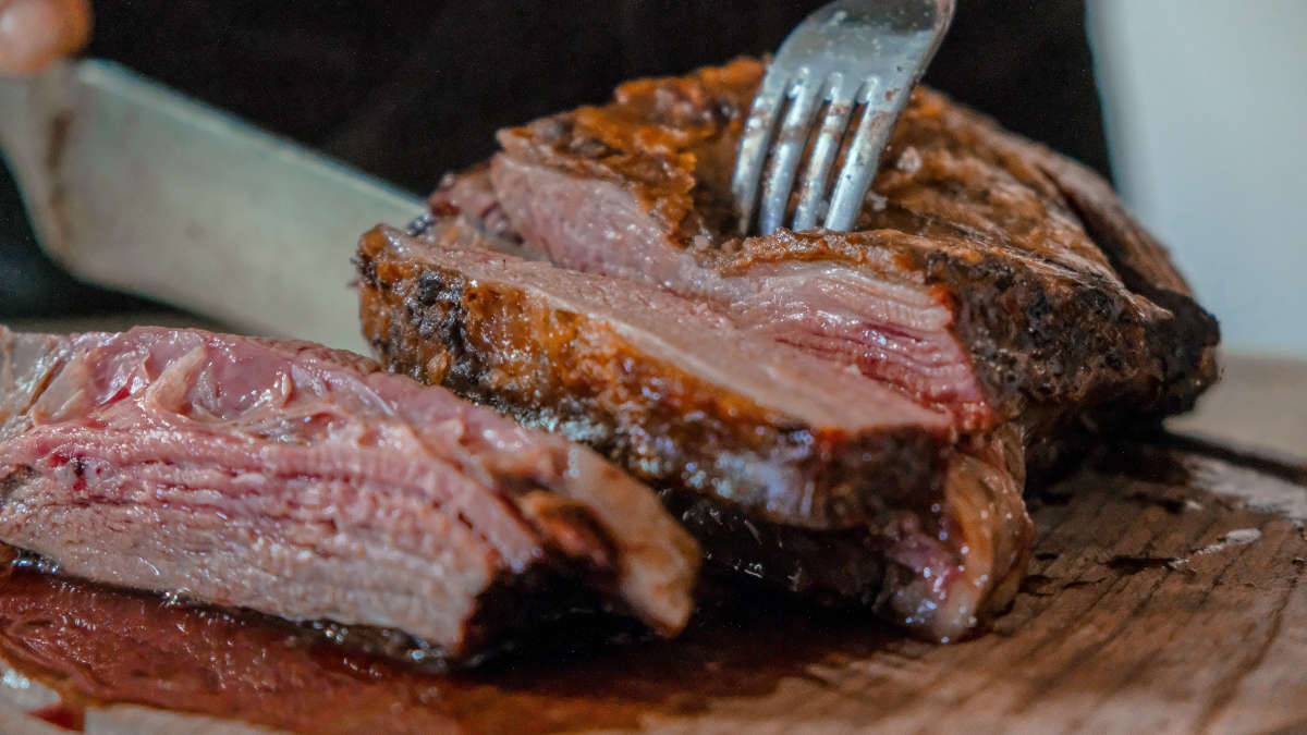 Viande bien cuite dans une poêle