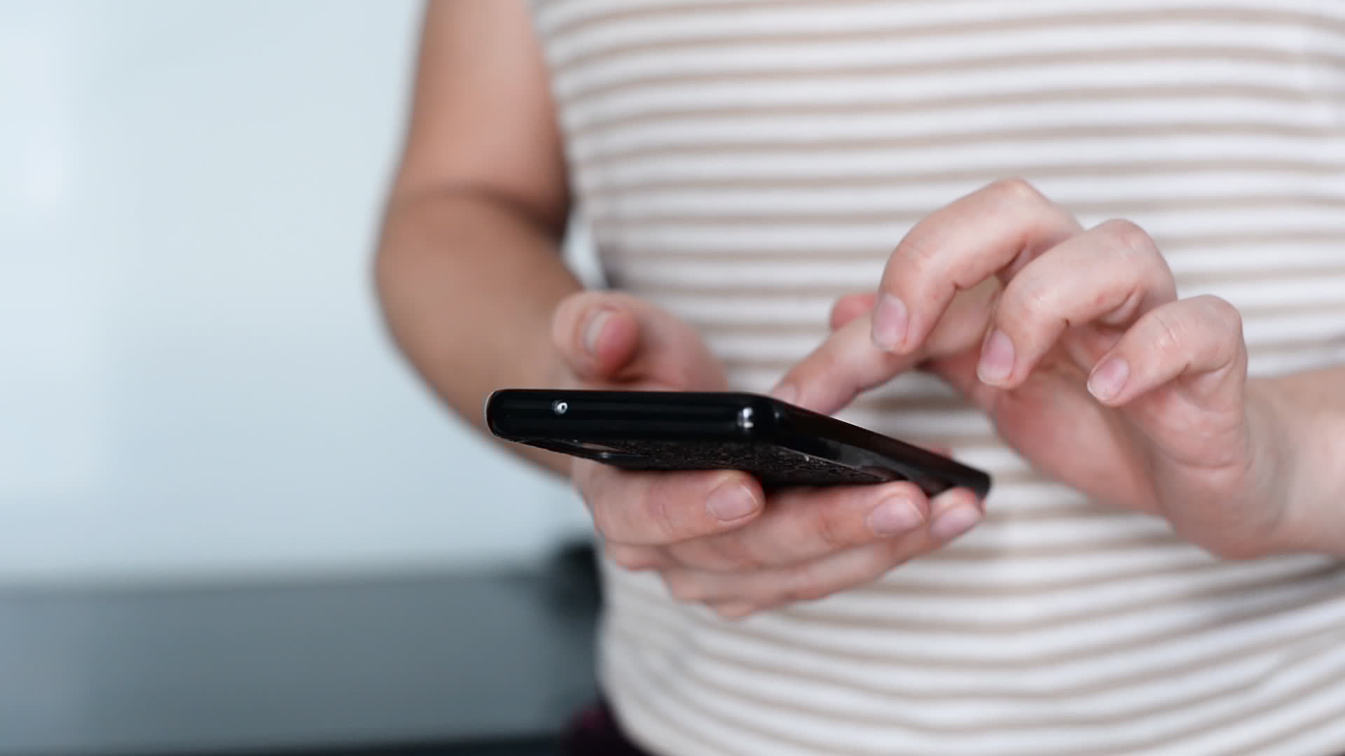 Femme utilisant son smartphone avec précaution