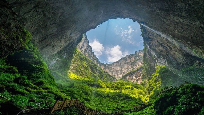 Paysage karstique caractéristique en Chine montrant plusieurs dolines